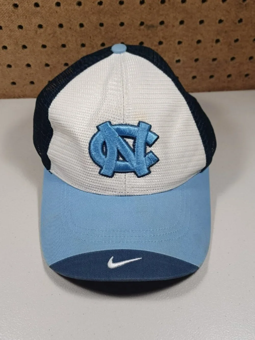 Nike mens North Carolina Tarheels mesh strapback team hat